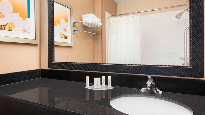 AmeriVu Inn and Suites Wilmington — Bathroom