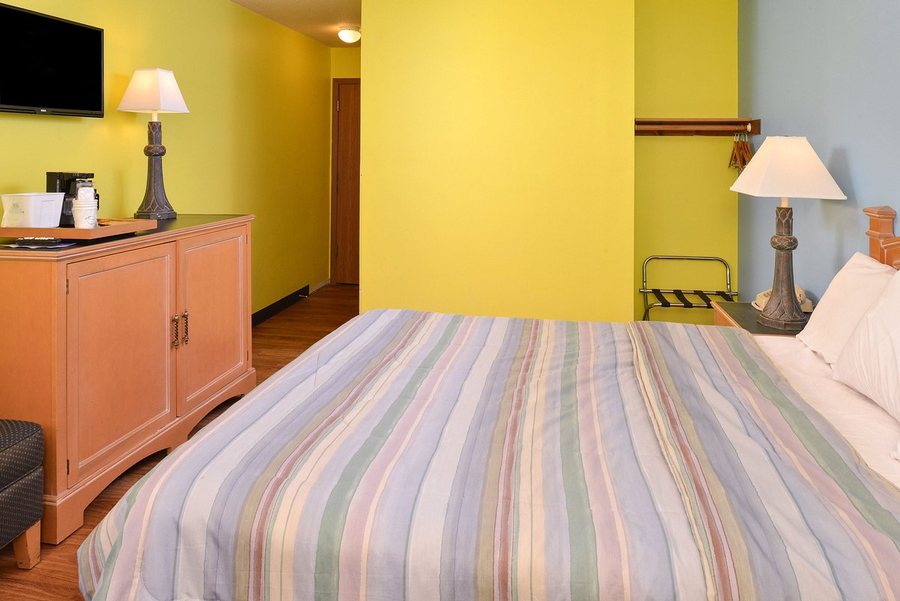 AmeriVu Inn and Suites Wilmington — Guest room