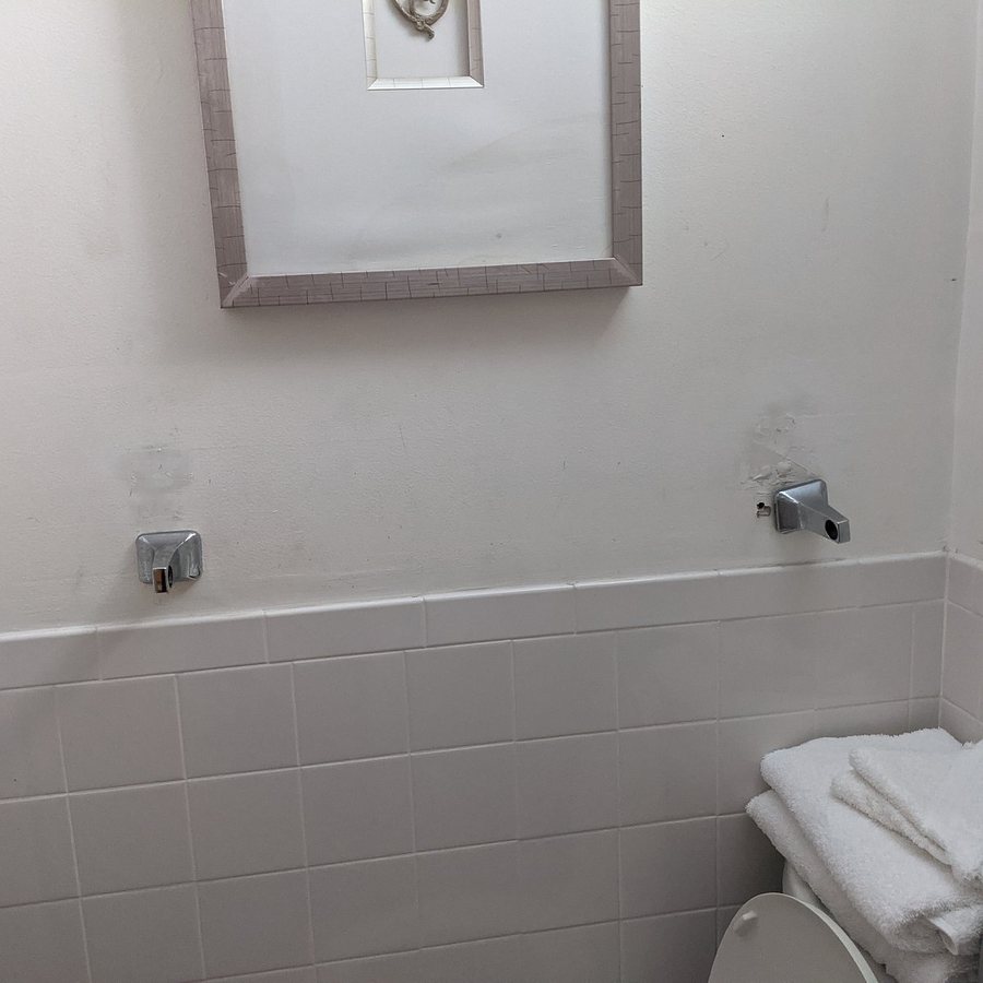 Amethyst Beach Motel — Bathroom