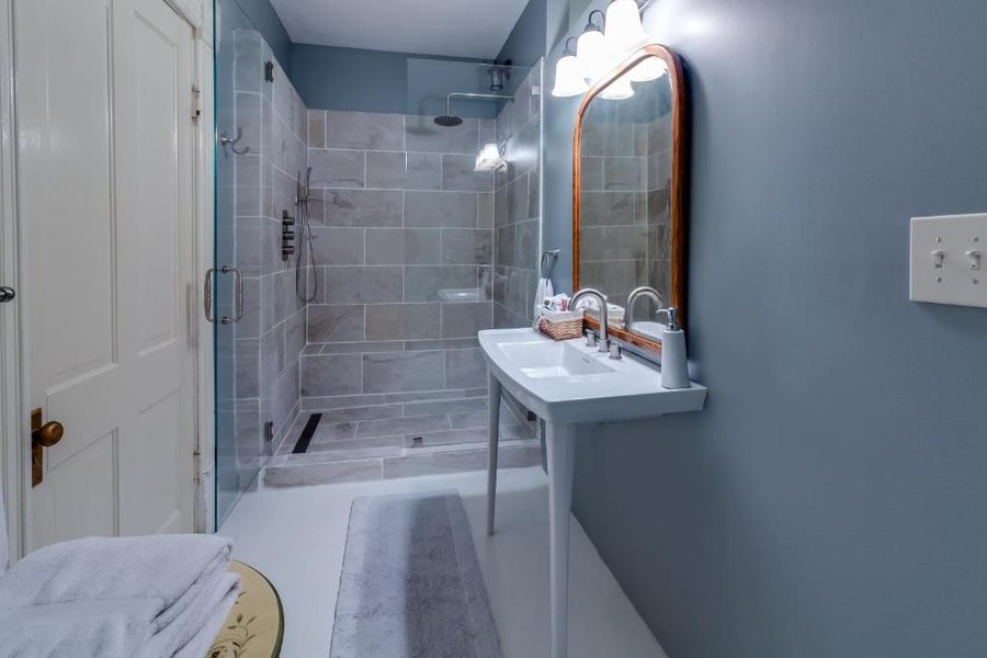 Amethyst Garden Inn — Bathroom