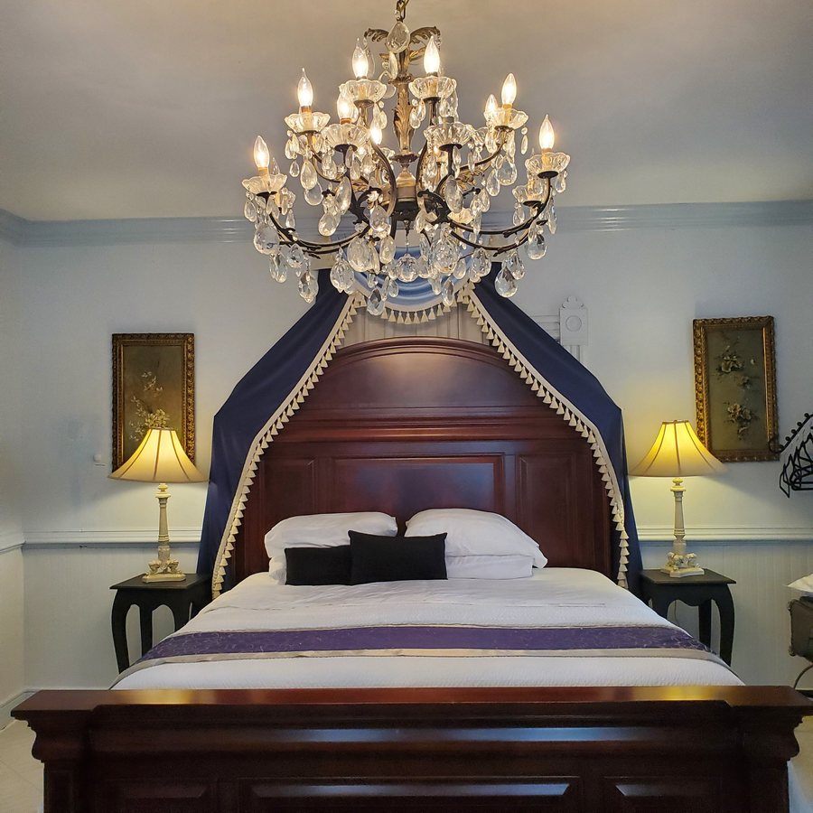 Amethyst Garden Inn — Guest room