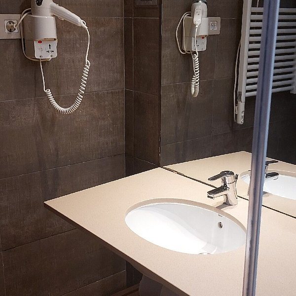 Amister Apartments Barcelona Catalonia — Bathroom
