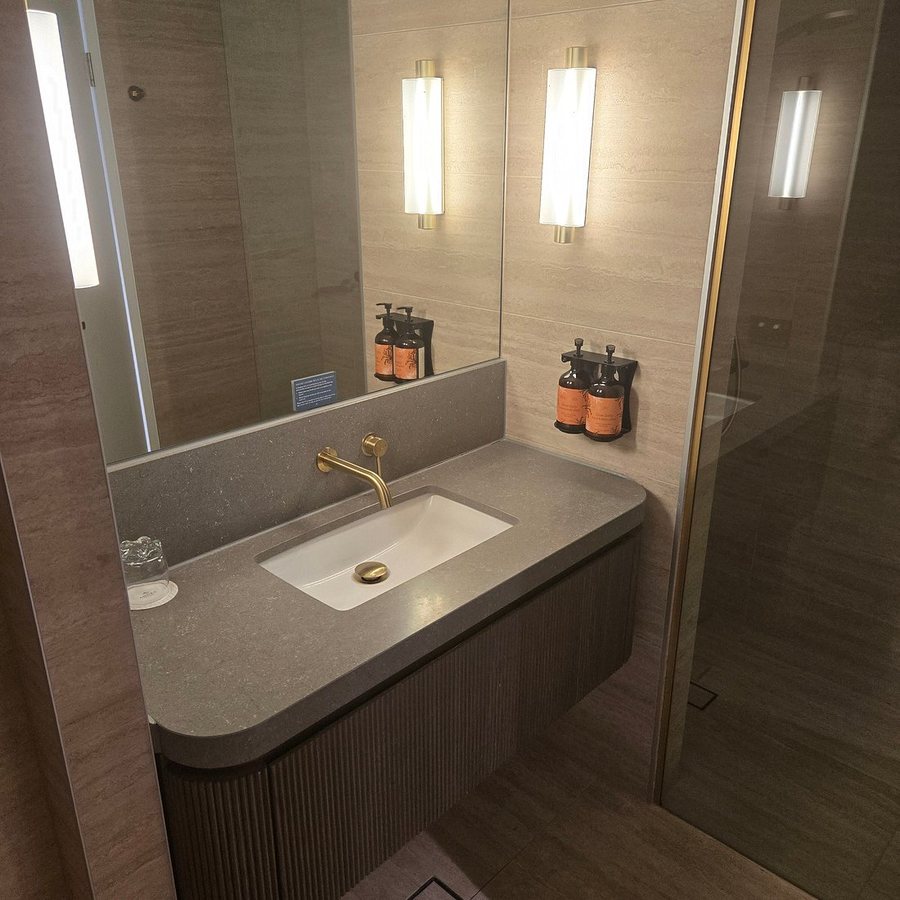 Amora Hotel Brisbane — Bathroom