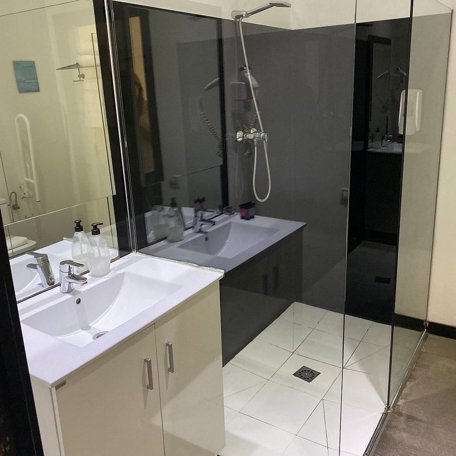 Amra Barcelona Caspe Barcelona Catalonia — Bathroom