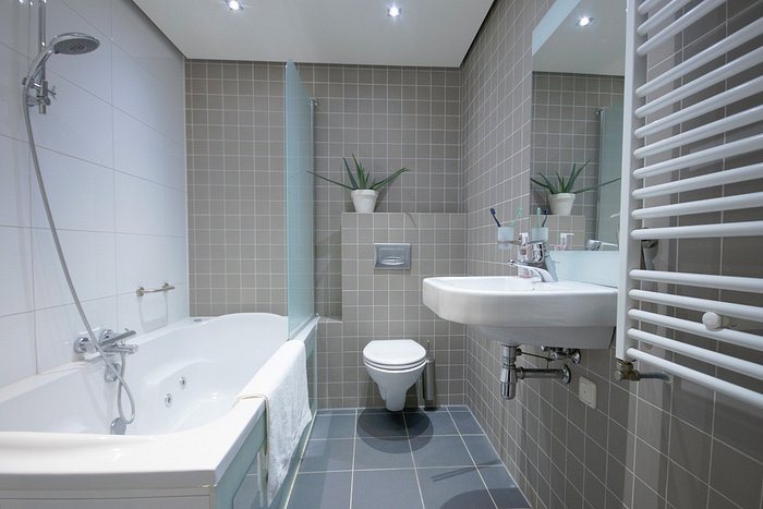 Amsterdam Canal Hotel — Bathroom