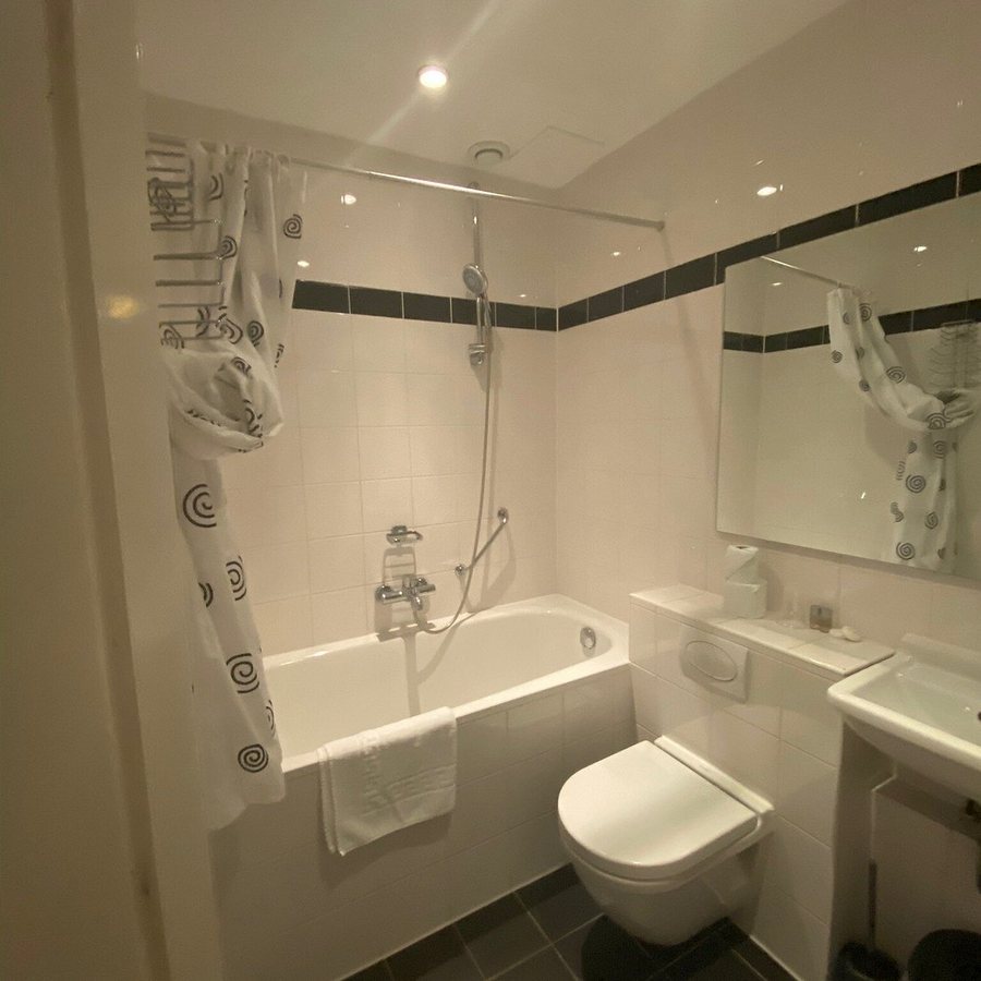 Amsterdam Hotel Parklane — Bathroom