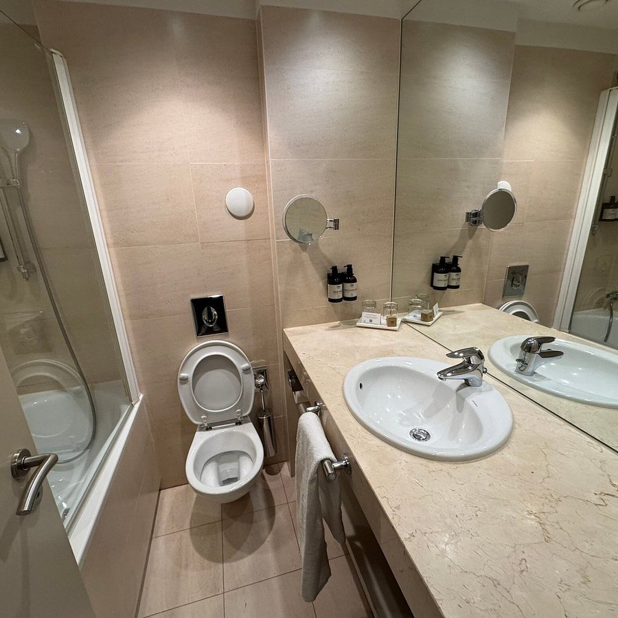 Amsterdam Tropen Hotel — Bathroom
