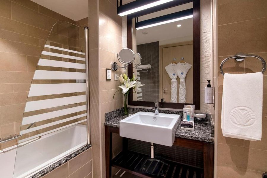 Amwaj Rotana Jumeirah Beach Dubai — Bathroom