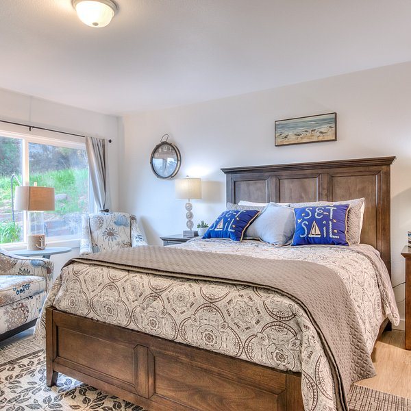 An Ocean Paradise Whales Rendezvous — Guest room