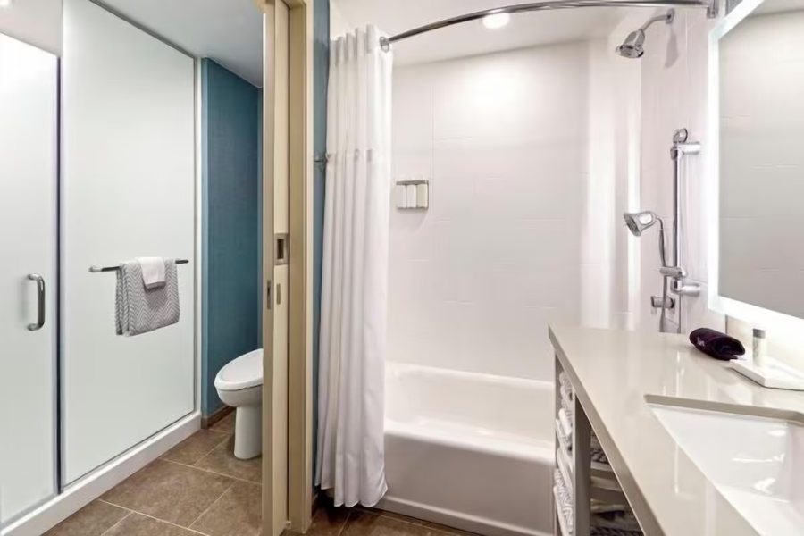 Anaheim Carriage Inn — Bathroom