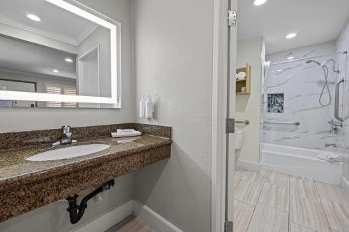 Anaheim Del Sol Inn — Bathroom