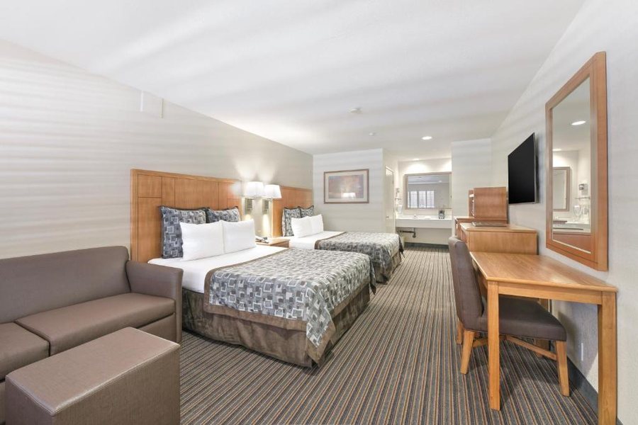 Anaheim Desert Inn and Suites — Guest room