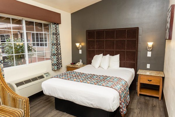 Anaheim Discovery Inn Suites at the Park — Guest room