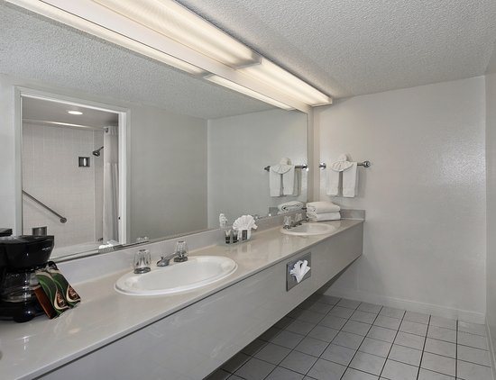 Anaheim Executive Inn Suites — Bathroom