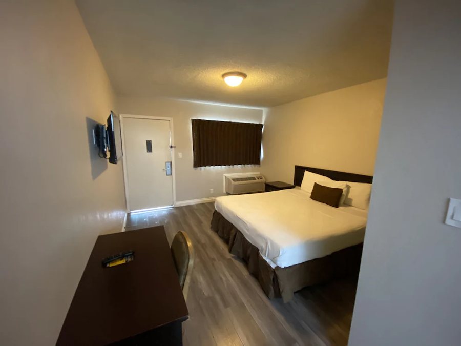 Anaheim Executive Inn Suites — Guest room