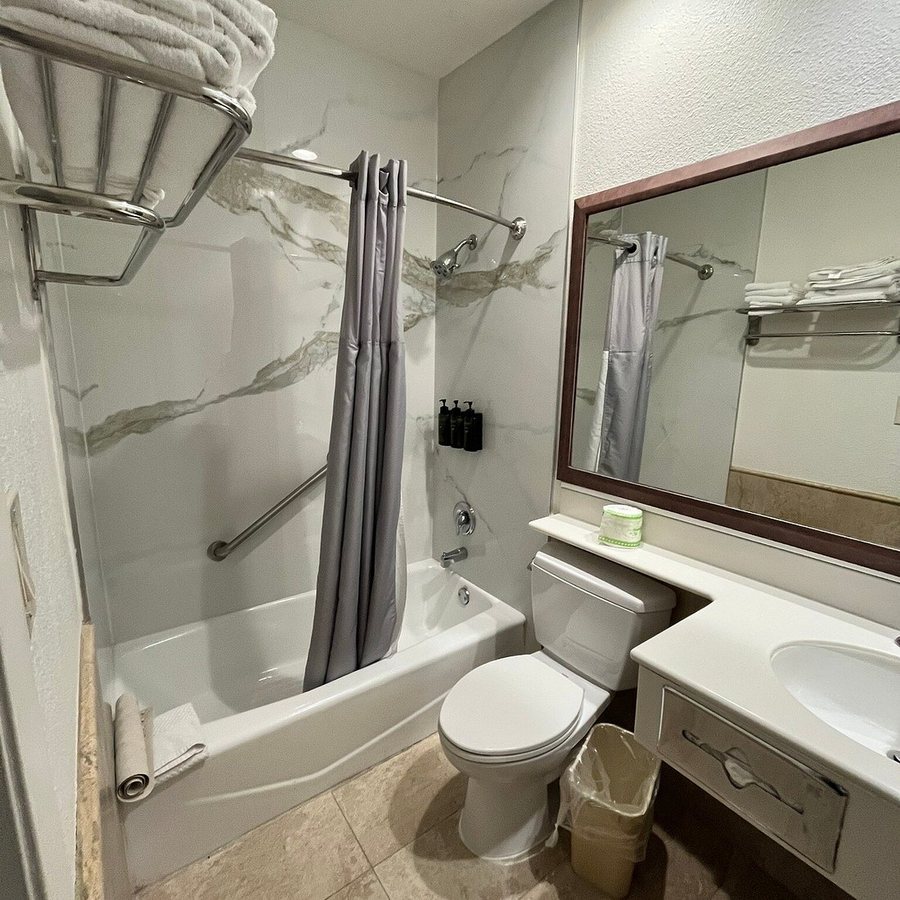 Anaheim Islander Inn and Suites — Bathroom