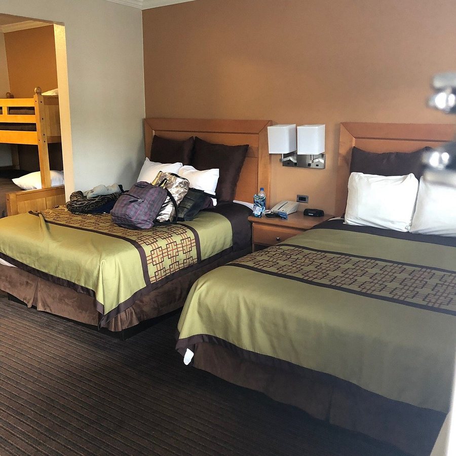 Anaheim Islander Inn and Suites — Guest room