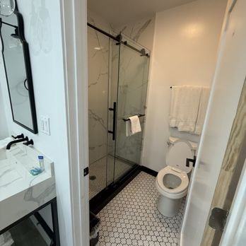 Anaheim Maingate Inn — Bathroom