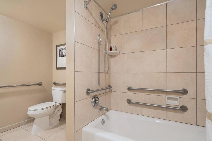 Anaheim Marriott Suites — Bathroom