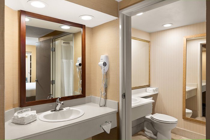 Anaheim Portofino Inn Suites — Bathroom
