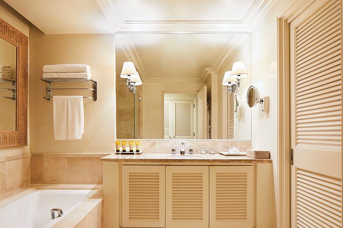 Anassa Hotel — Bathroom