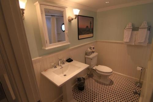 Anchor Inn Beach House — Bathroom