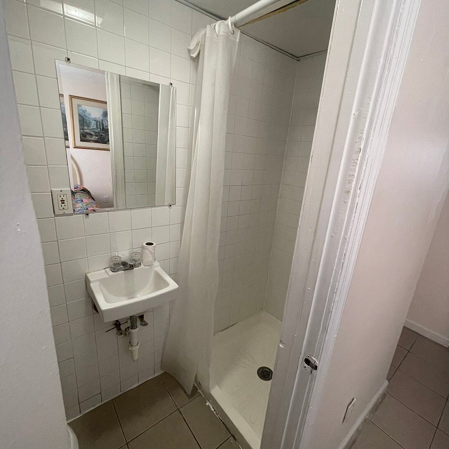 Anchor Motel — Bathroom