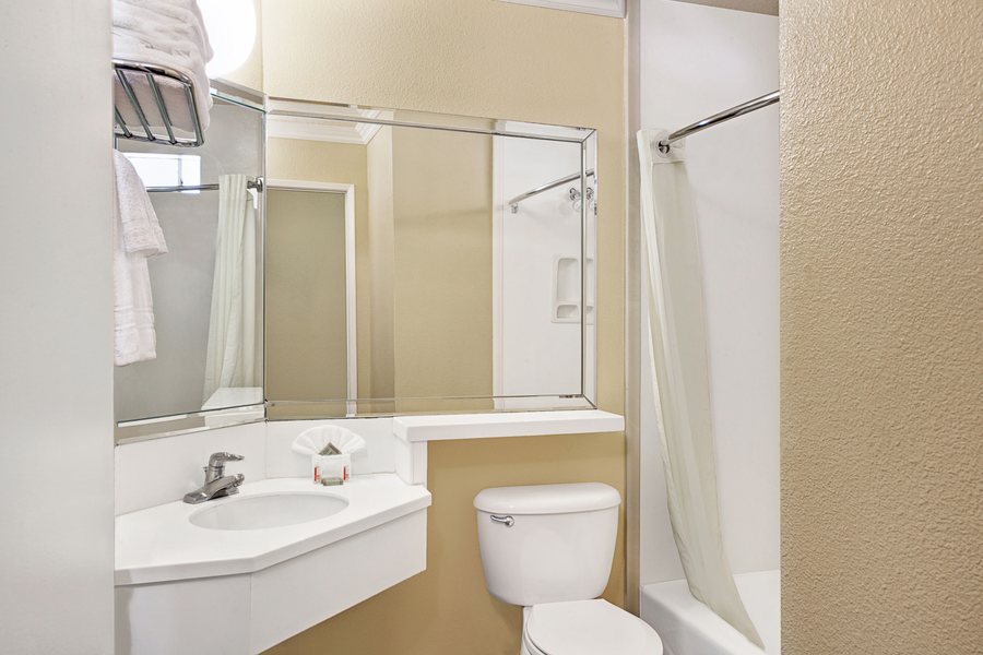 Anchor Pointe Inn Los Angeles California — Bathroom