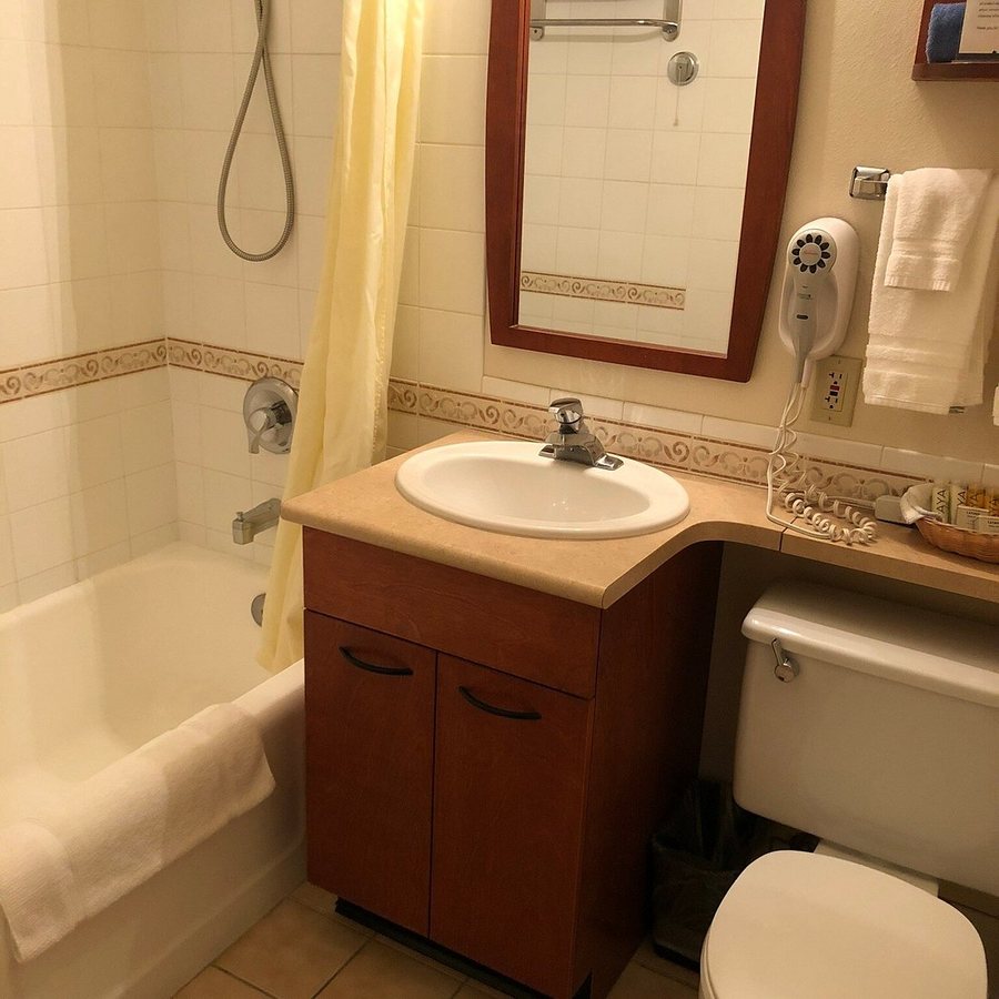 Anchorage Grand Hotel — Bathroom