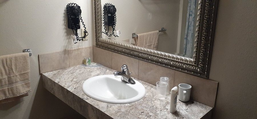 Anchorage Inn — Bathroom