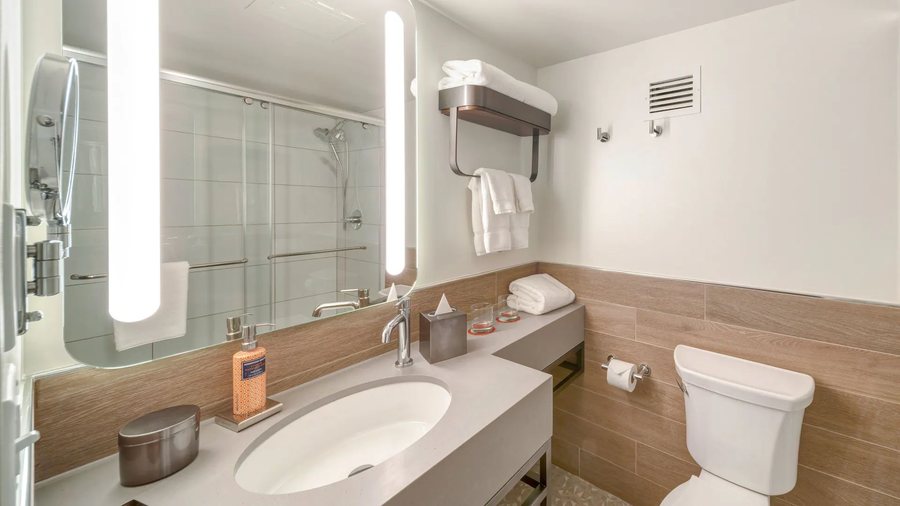 Anchorage Inn — Bathroom