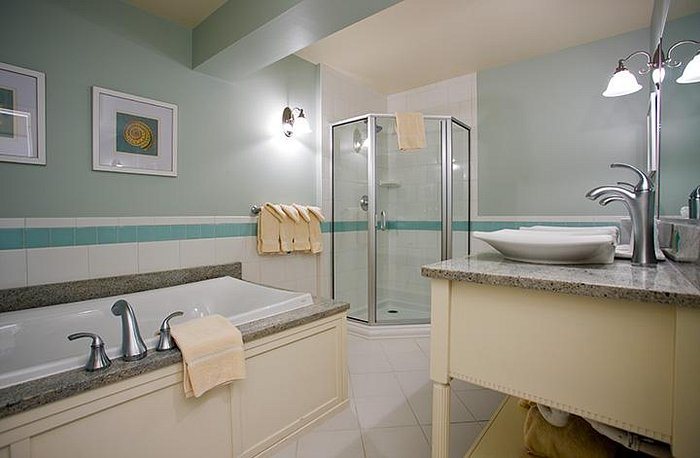 Anchorage Inn — Bathroom