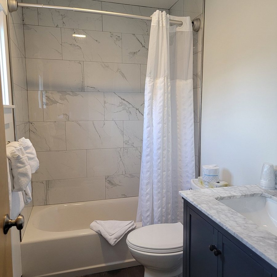 ANCHORAGE MOTEL — Bathroom