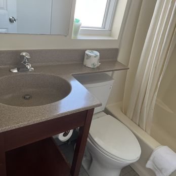 Anchorage Motel — Bathroom