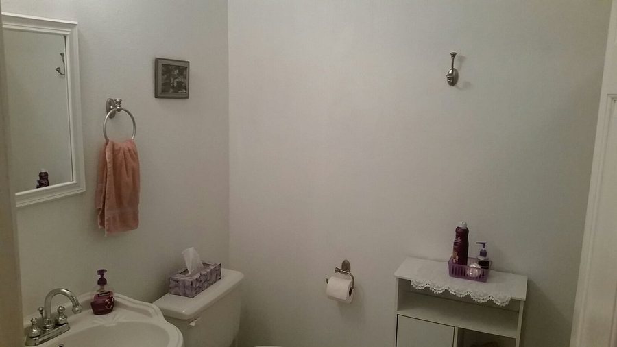 Andor Wenneson Historic Inn — Bathroom
