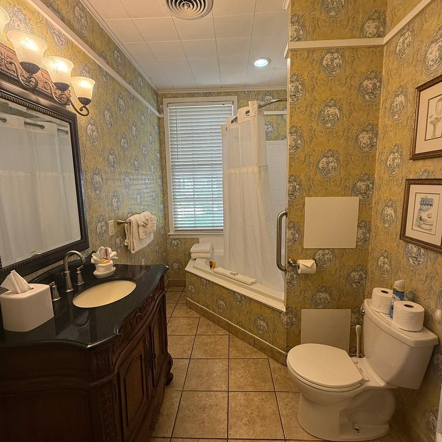 Andrew Morris House Bed and Breakfast — Bathroom