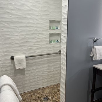Andrew Pinckney Inn — Bathroom