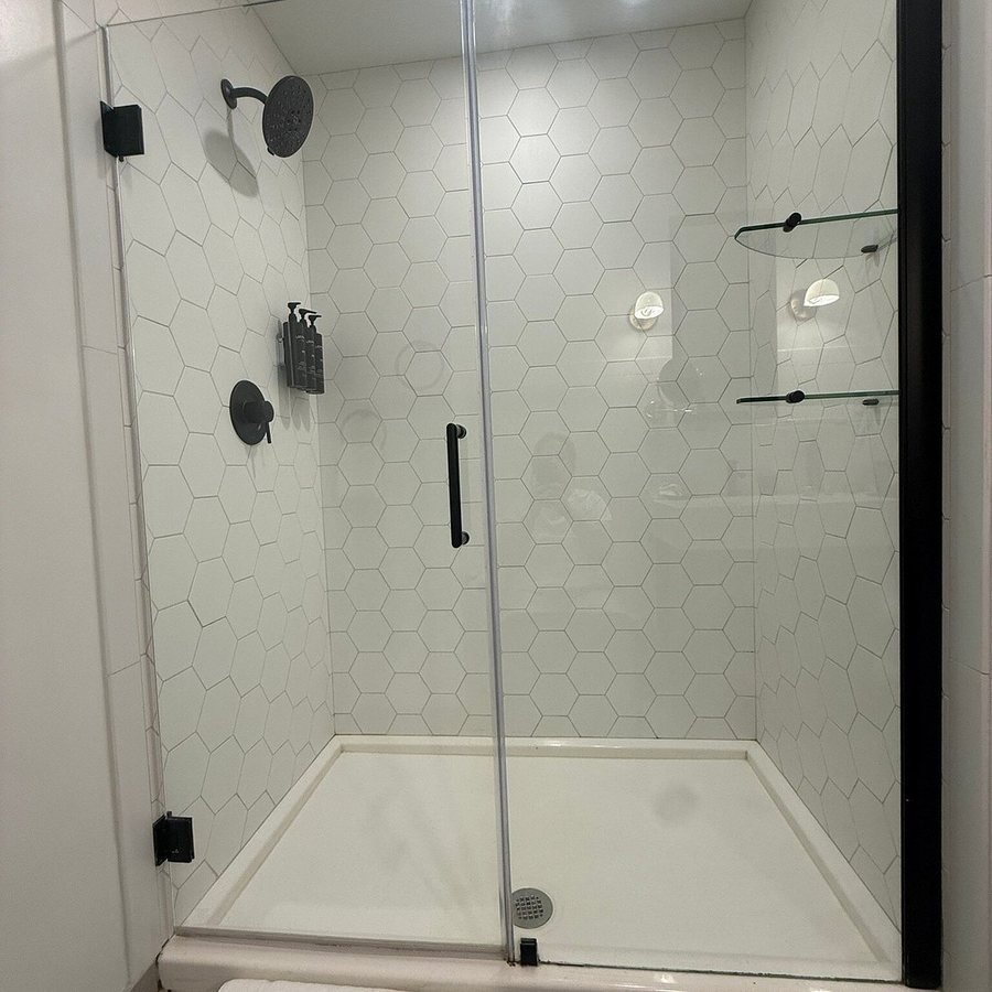 Angad Arts Hotel St Louis Tapestry Collection by Hilton — Bathroom
