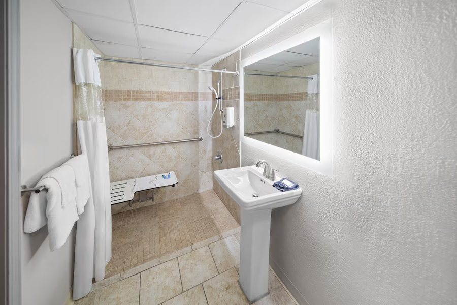 Angel Inn Near IMAX a Travelodge by Wyndham — Bathroom