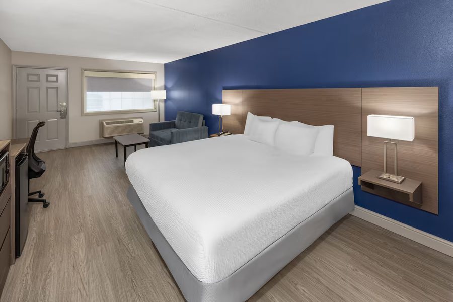Angel Inn Near IMAX a Travelodge by Wyndham — Guest room