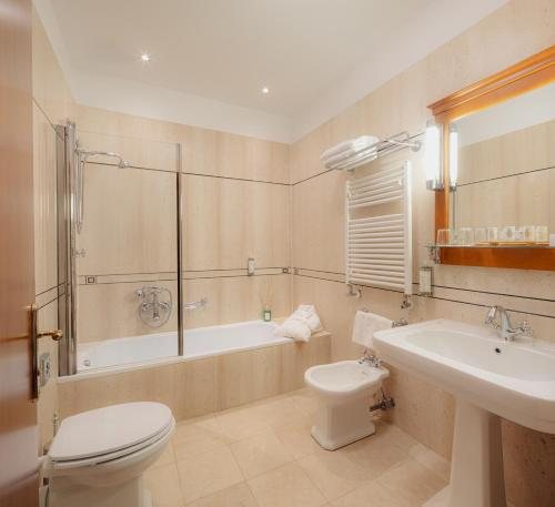Angeles Inn — Bathroom