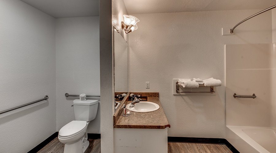 Angels Camp RV and Camping Resort — Bathroom