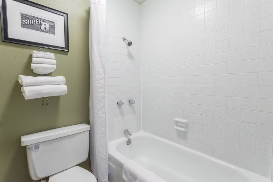 Anglers Lodge — Bathroom