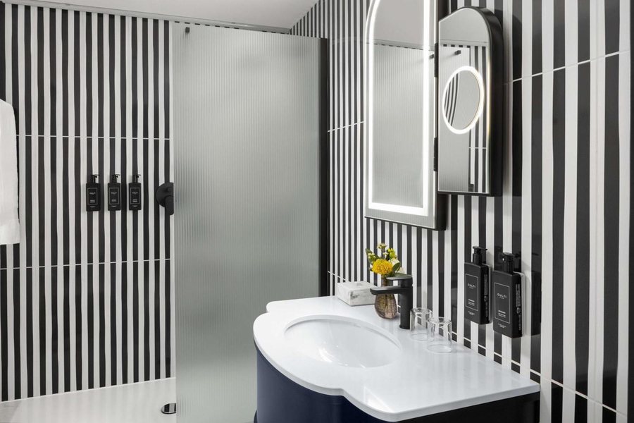 Anglo American Hotel Florence Curio Collection By Hilton — Bathroom