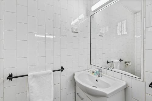 Annerley Motor Inn — Bathroom