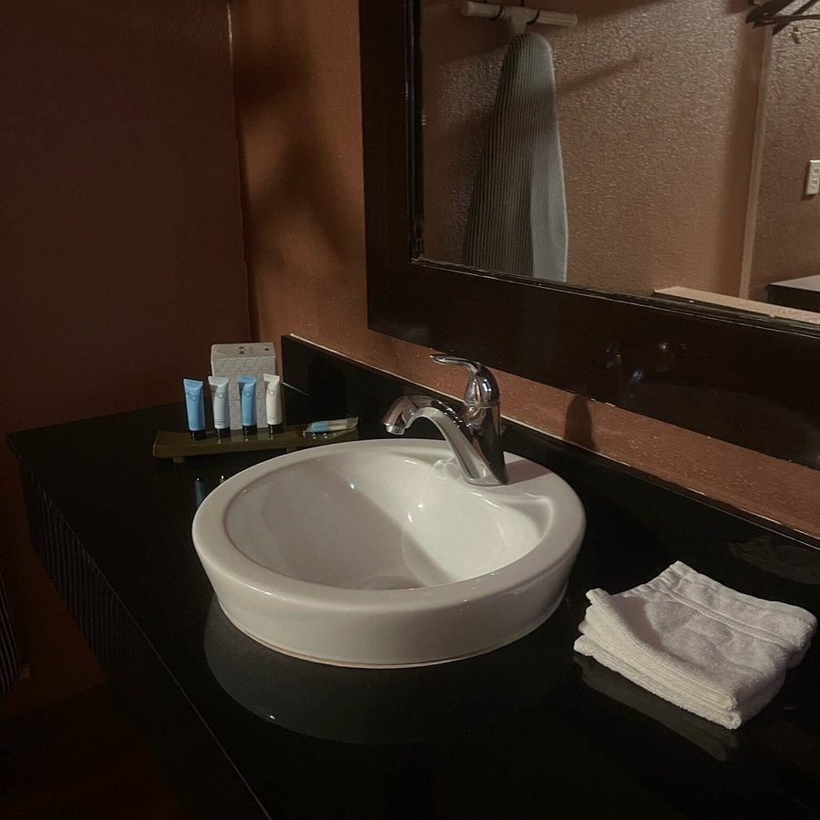 Annie Oakley Motel — Bathroom