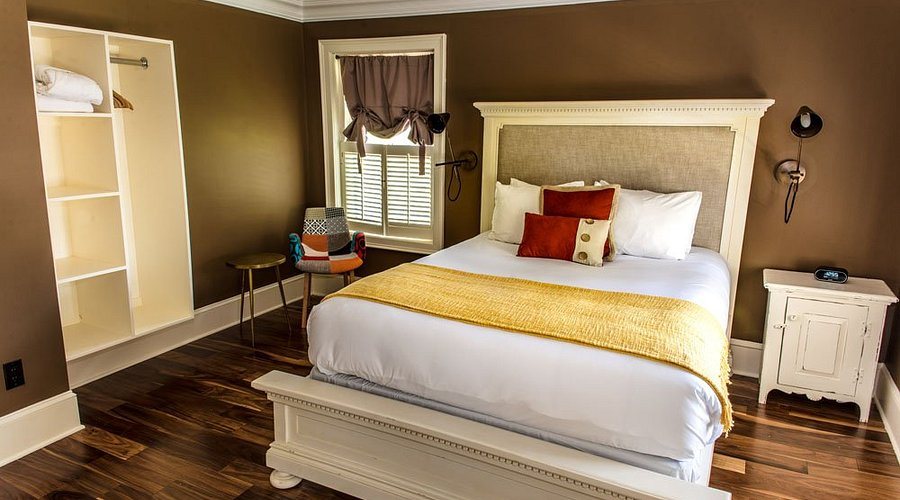 Anniversary Inn Logan — Guest room