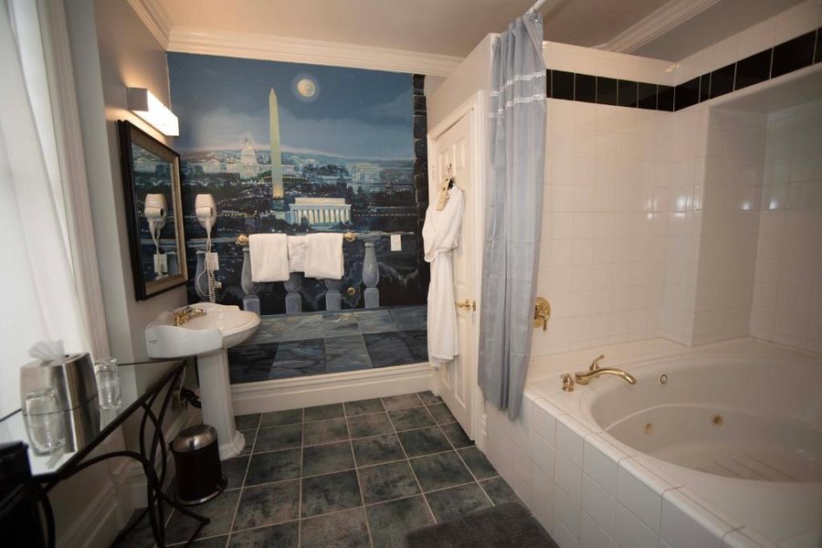 Anniversary Inn South Temple — Bathroom