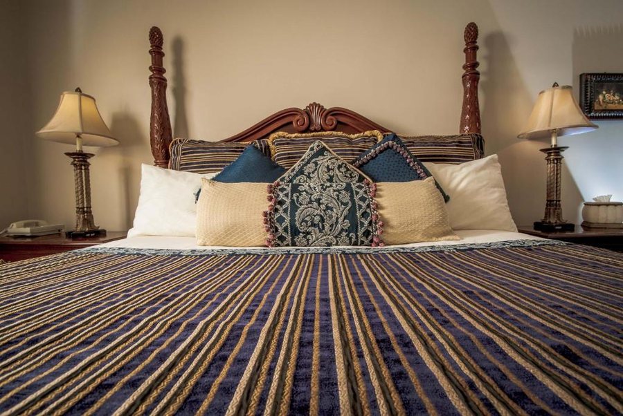 Anniversary Inn South Temple — Guest room