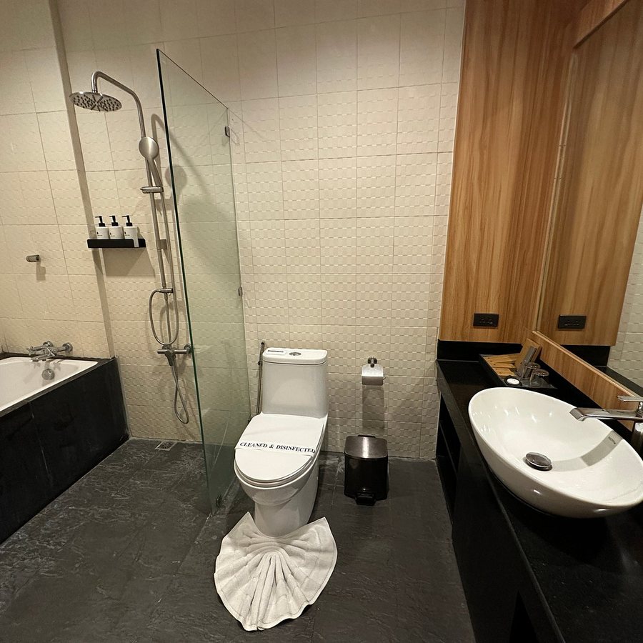 Anona Sunset Boutique — Bathroom